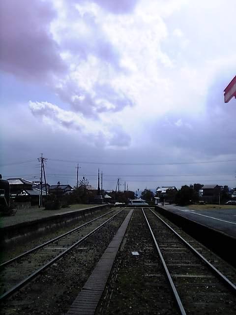 線路は道路に